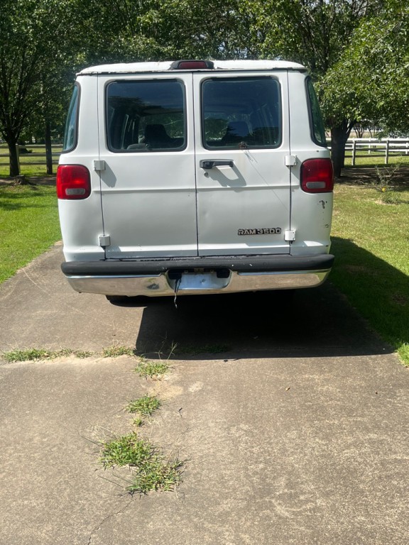 2001 Dodge Ram Van Image 4