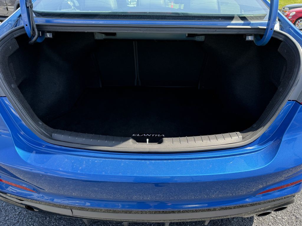 2017 Hyundai Elantra Image 12