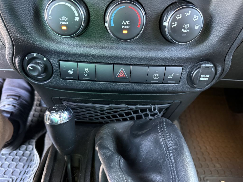 2015 Jeep Wrangler Image 25