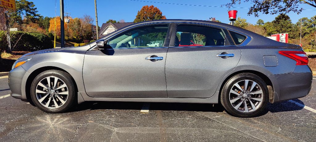2017 Nissan Altima Image 2