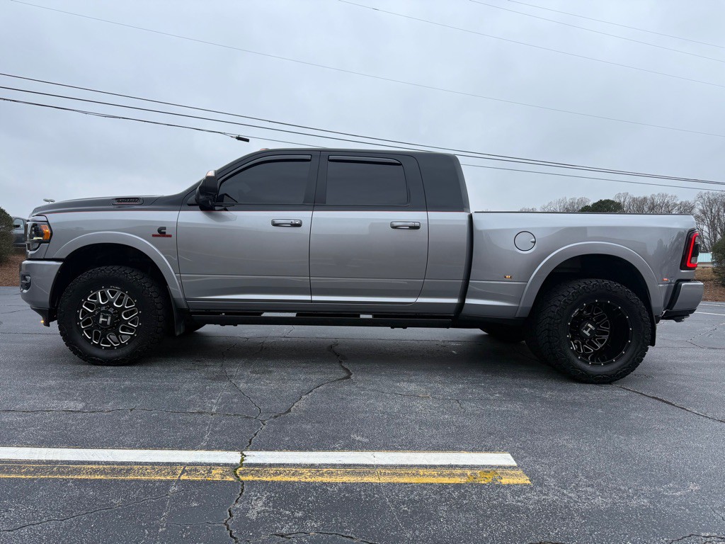 2022 RAM 3500 Image 2