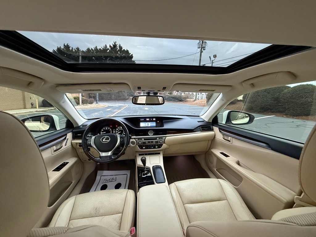 2015 Lexus ES Image 9