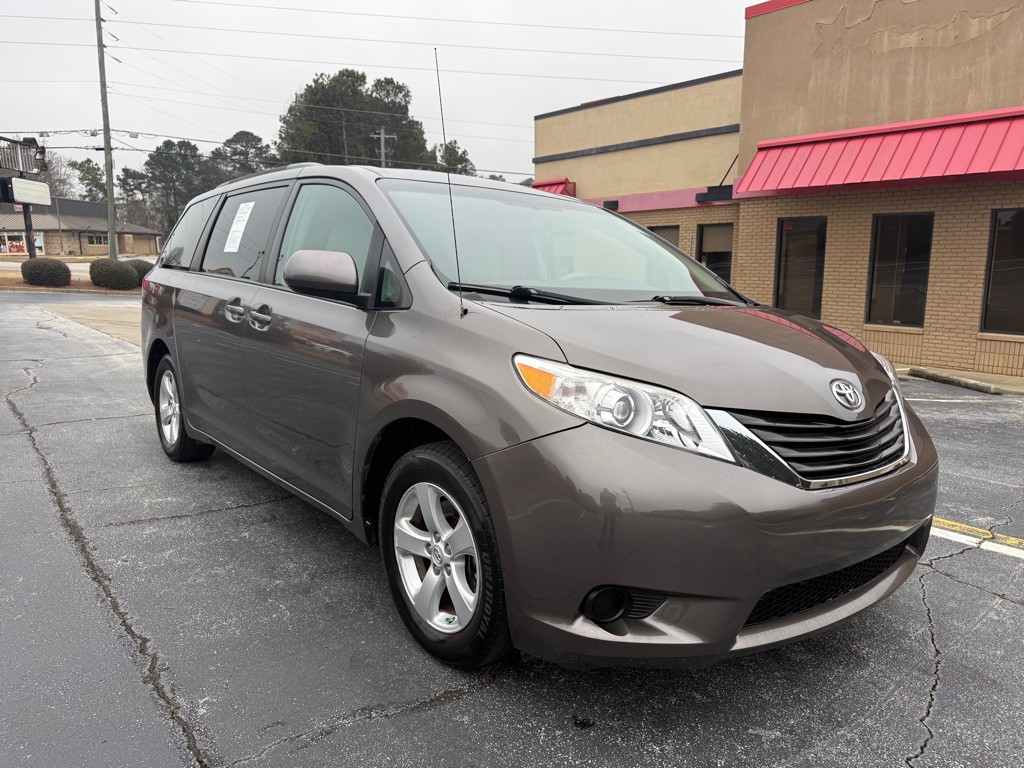 2014 Toyota Sienna Image 2