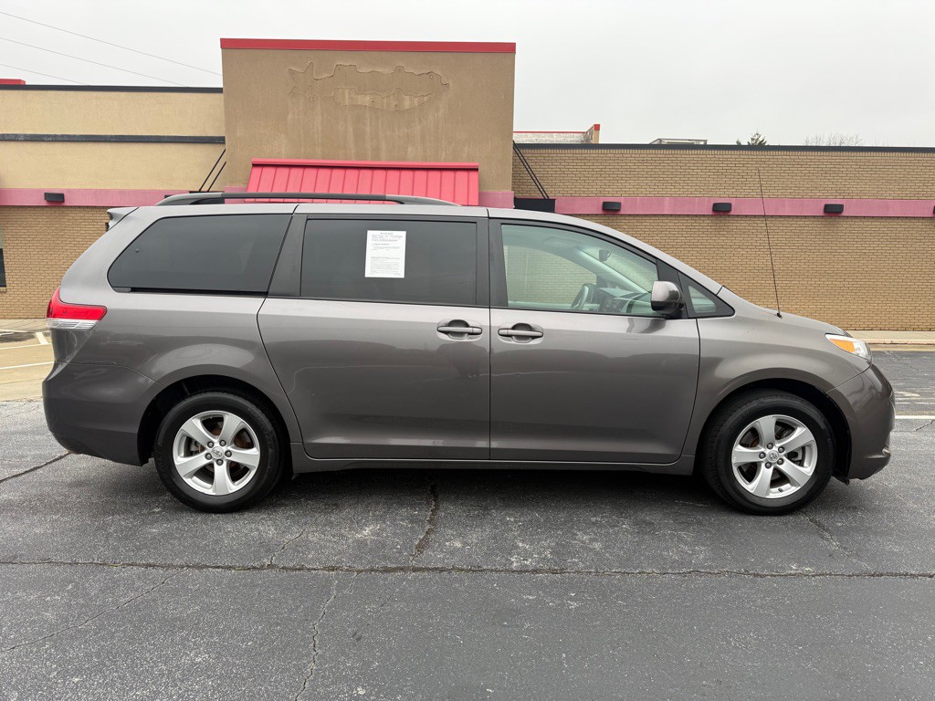 2014 Toyota Sienna Image 3