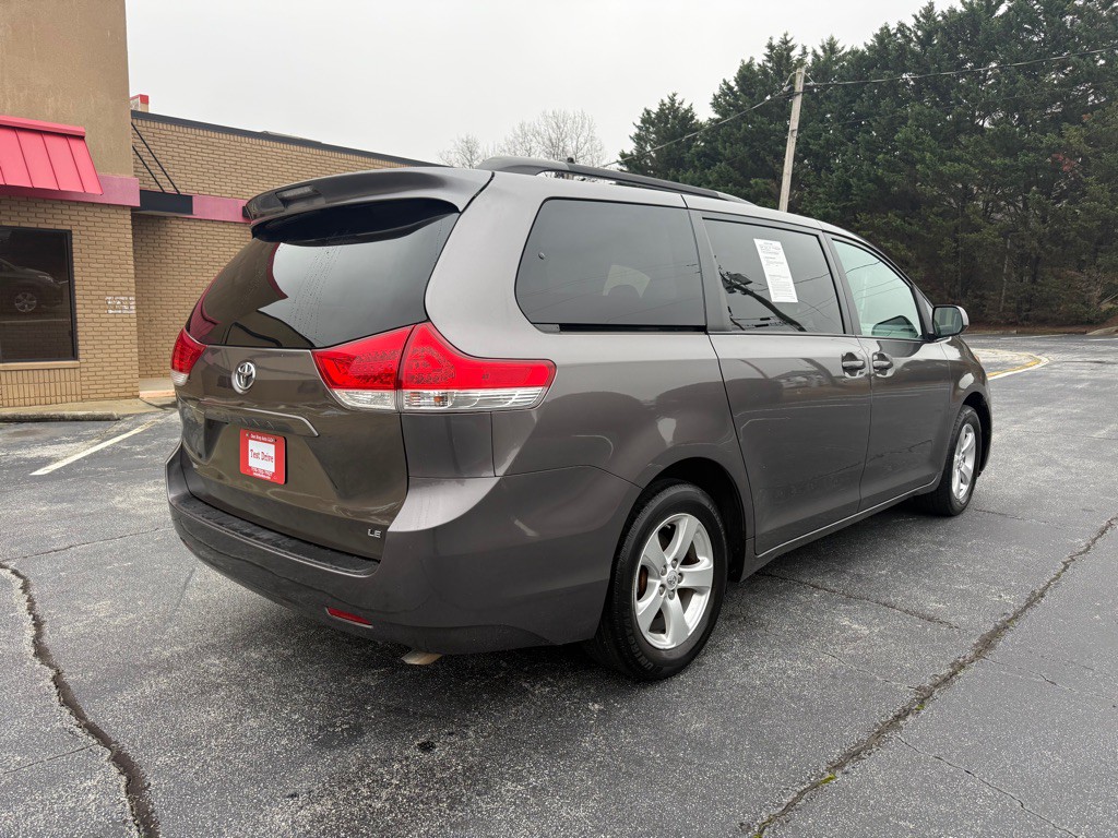 2014 Toyota Sienna Image 4