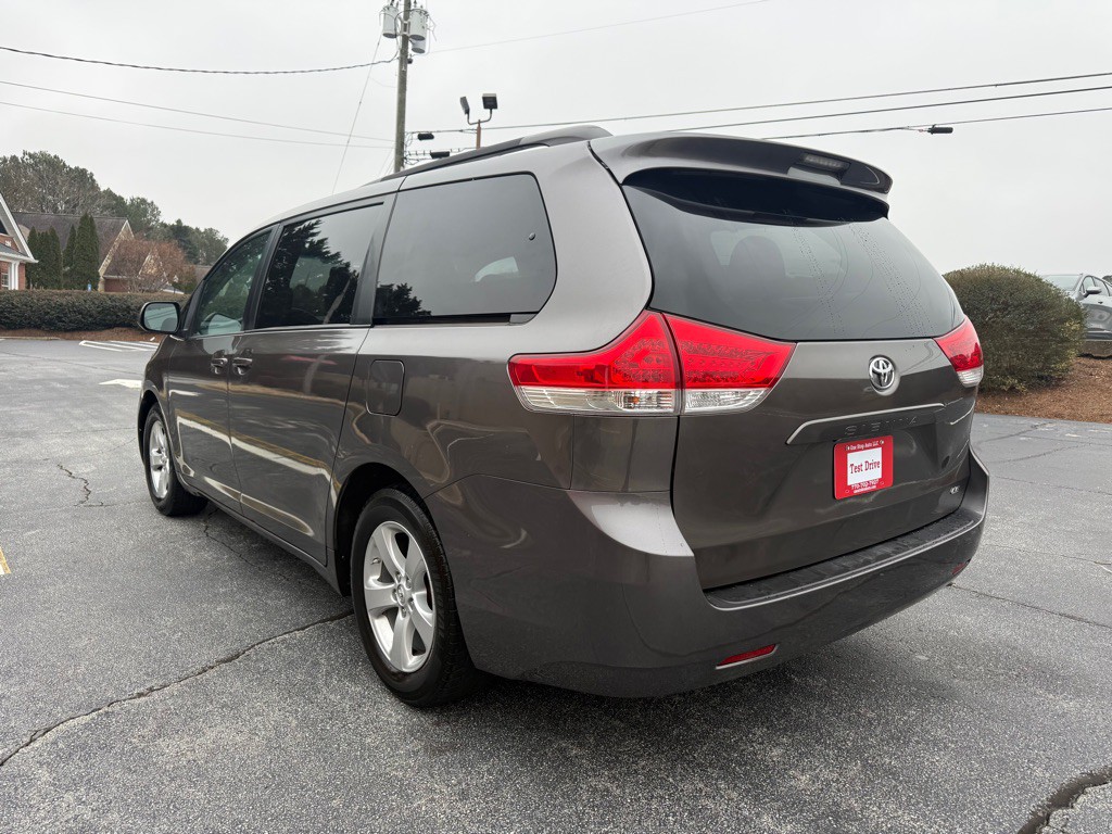 2014 Toyota Sienna Image 5