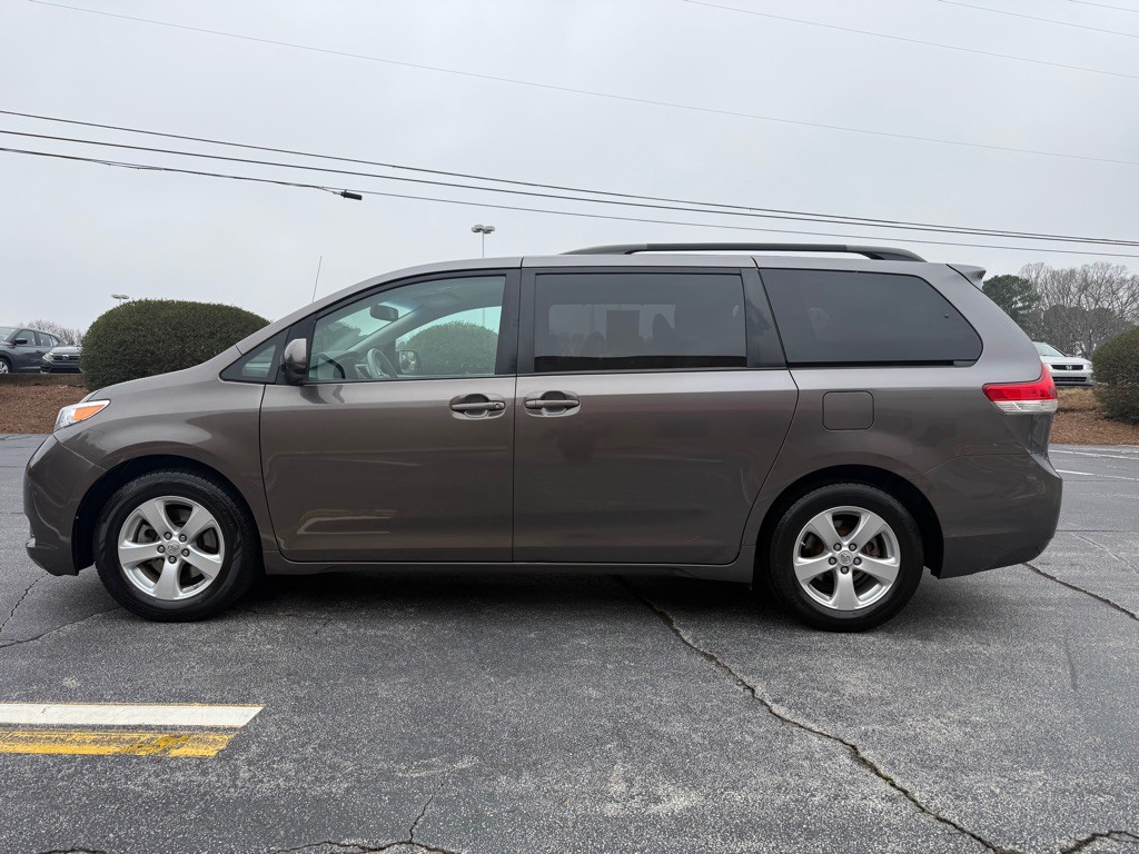 2014 Toyota Sienna Image 6