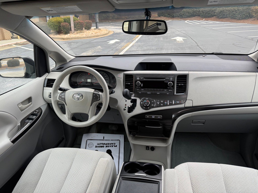 2014 Toyota Sienna Image 7