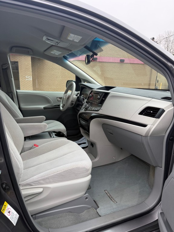2014 Toyota Sienna Image 8