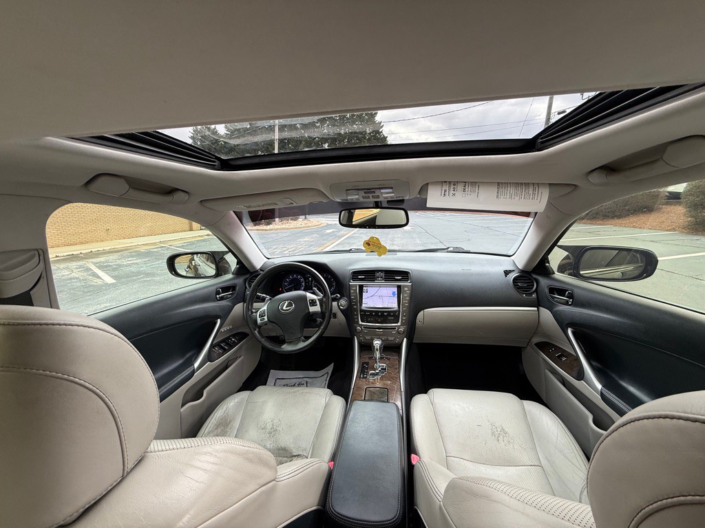 2011 Lexus IS Image 11