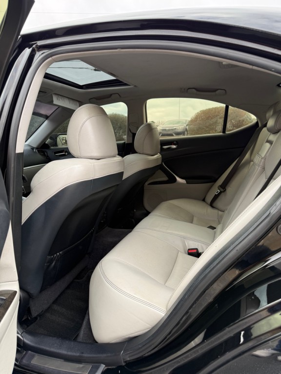 2011 Lexus IS Image 12