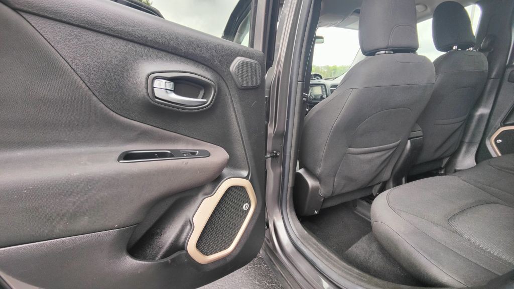 2016 Jeep Renegade Image 11