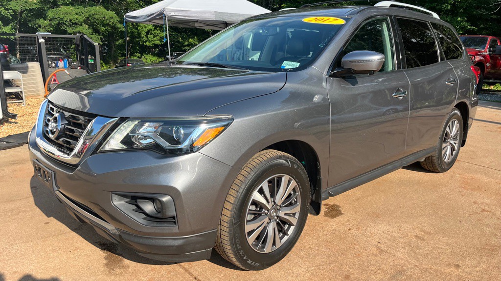 2017 Nissan Pathfinder Image 1