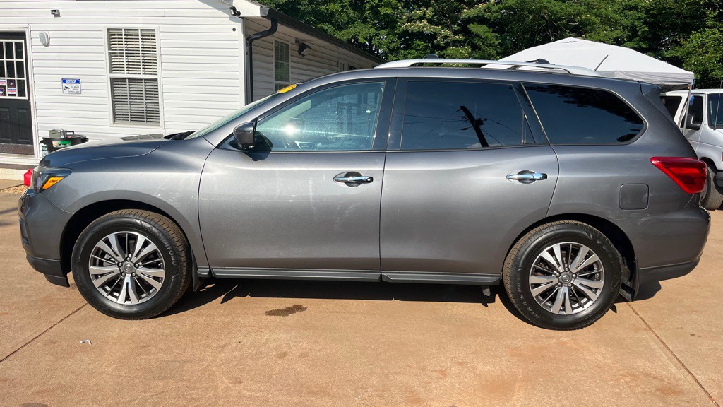 2017 Nissan Pathfinder Image 2