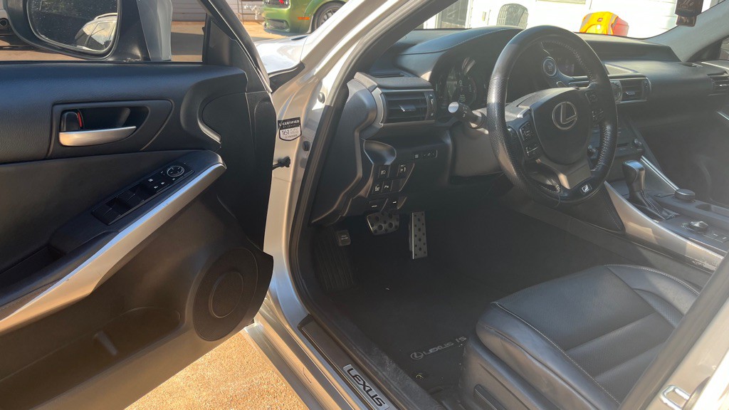 2019 Lexus IS Image 9