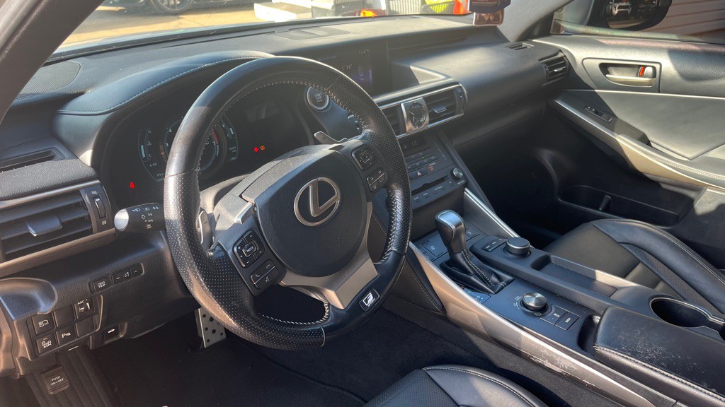 2019 Lexus IS Image 10
