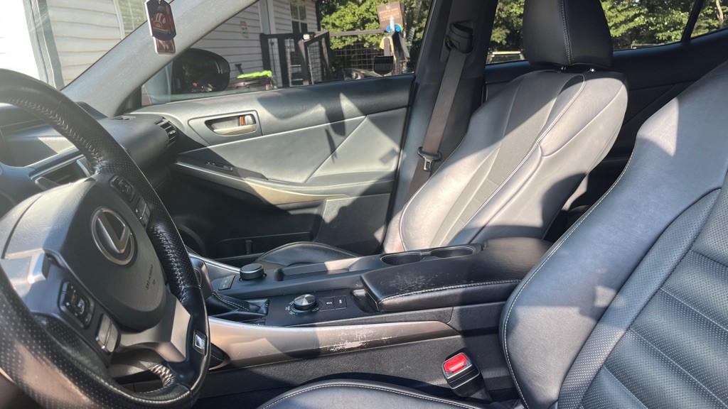 2019 Lexus IS Image 11
