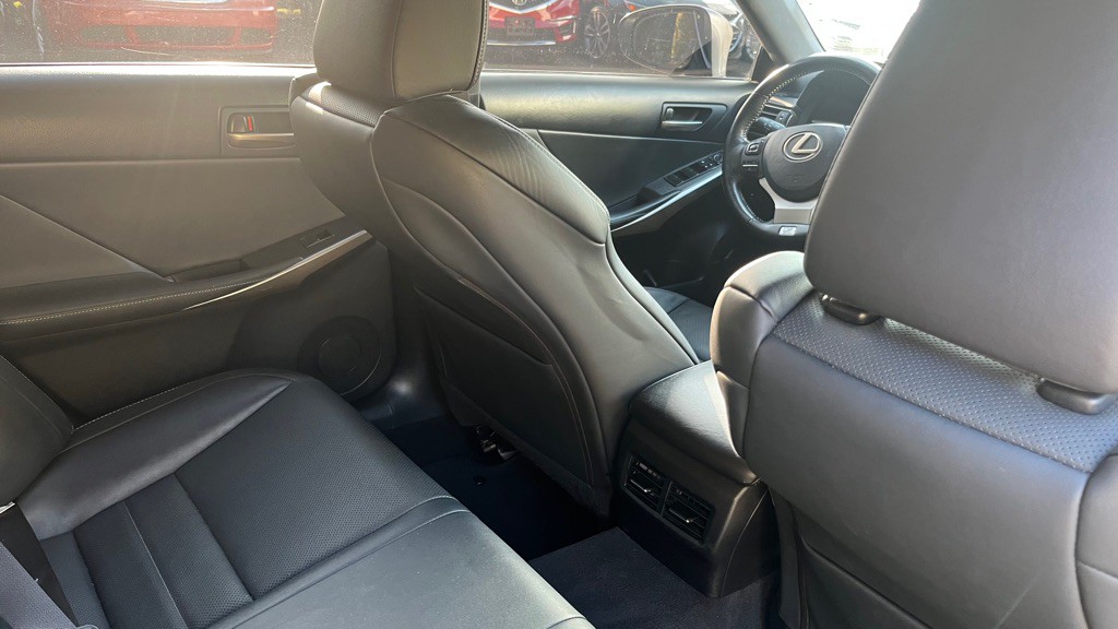 2019 Lexus IS Image 13