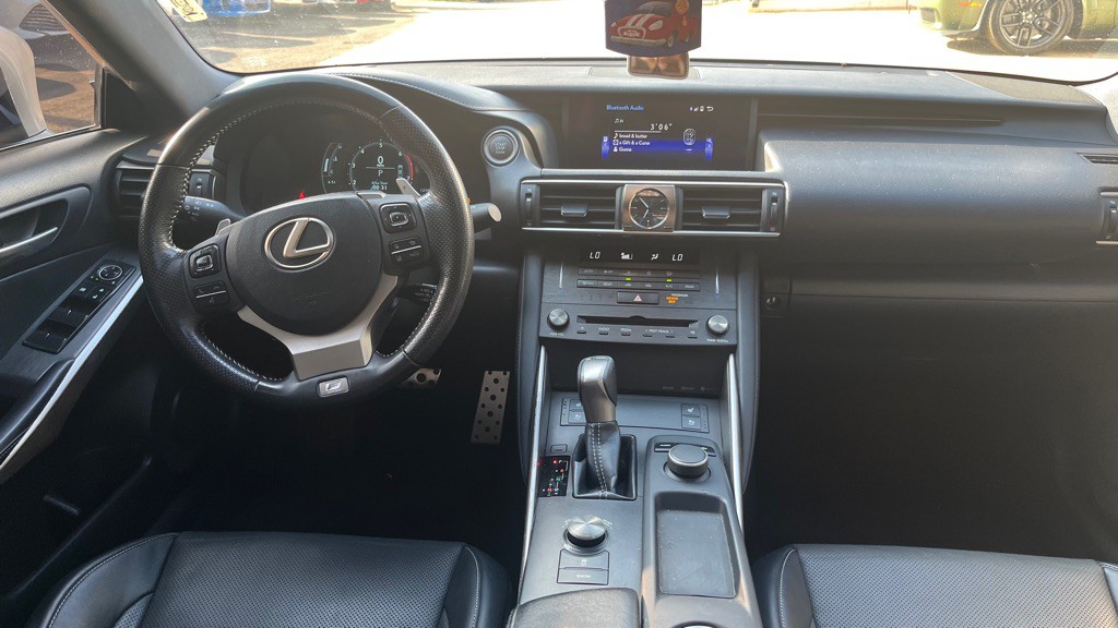 2019 Lexus IS Image 14
