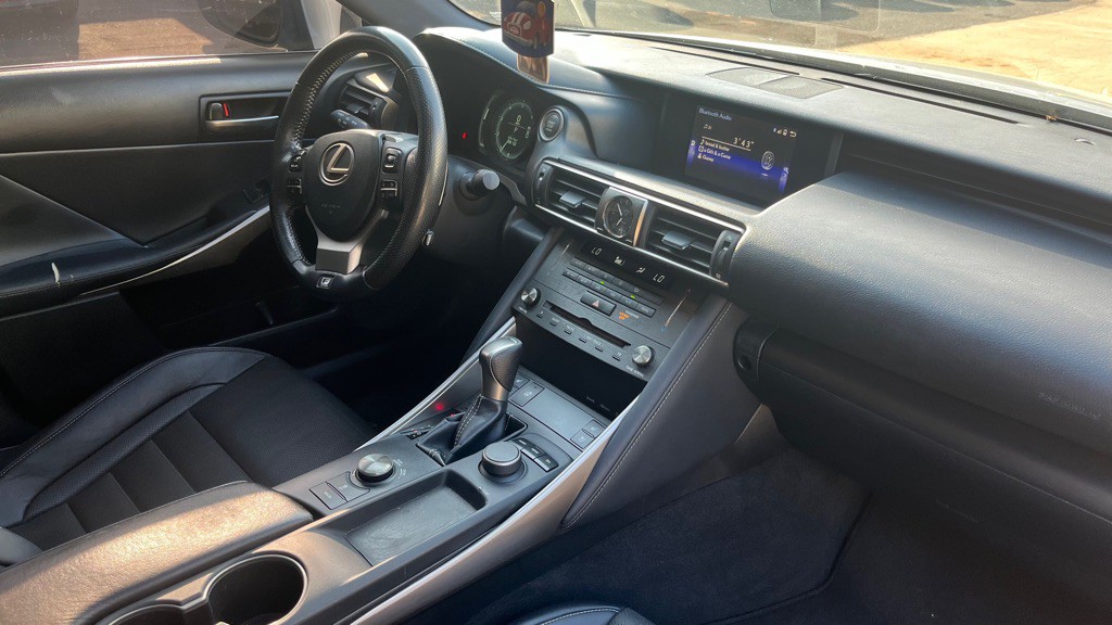 2019 Lexus IS Image 17