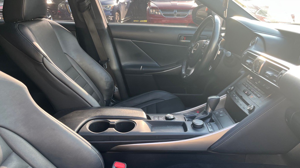 2019 Lexus IS Image 18