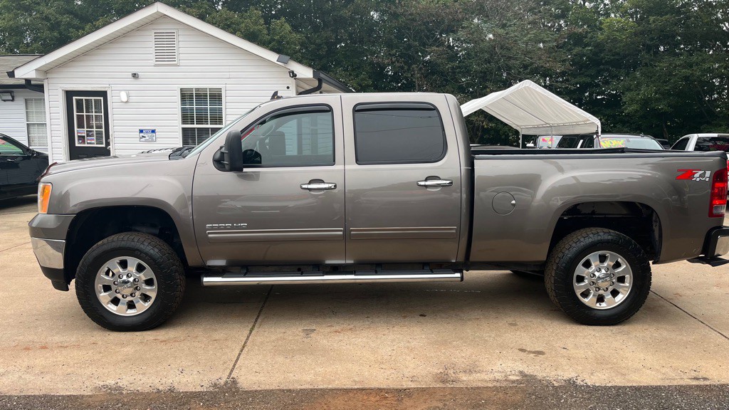 2011 GMC Sierra Image 2