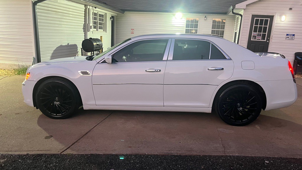 2014 Chrysler 300 Image 2