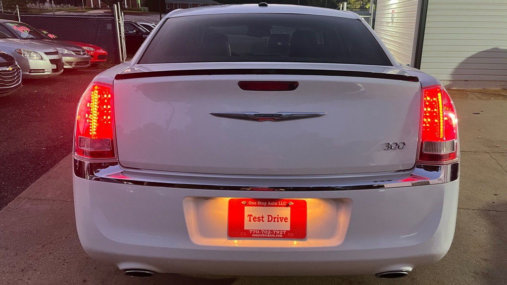 2014 Chrysler 300 Image 4