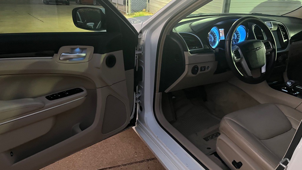 2014 Chrysler 300 Image 9