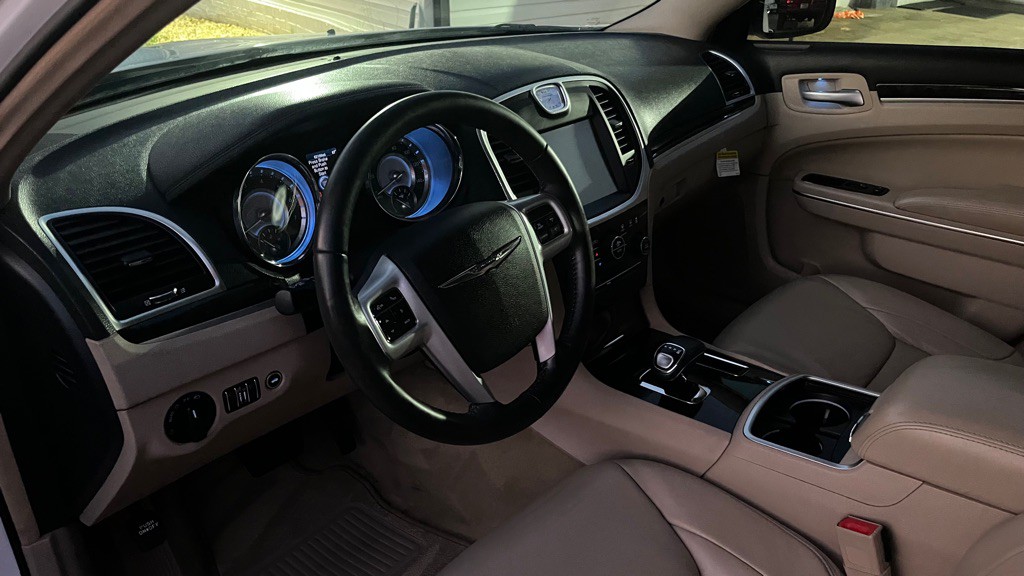 2014 Chrysler 300 Image 10