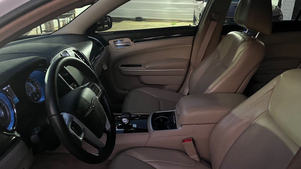2014 Chrysler 300 Image 11