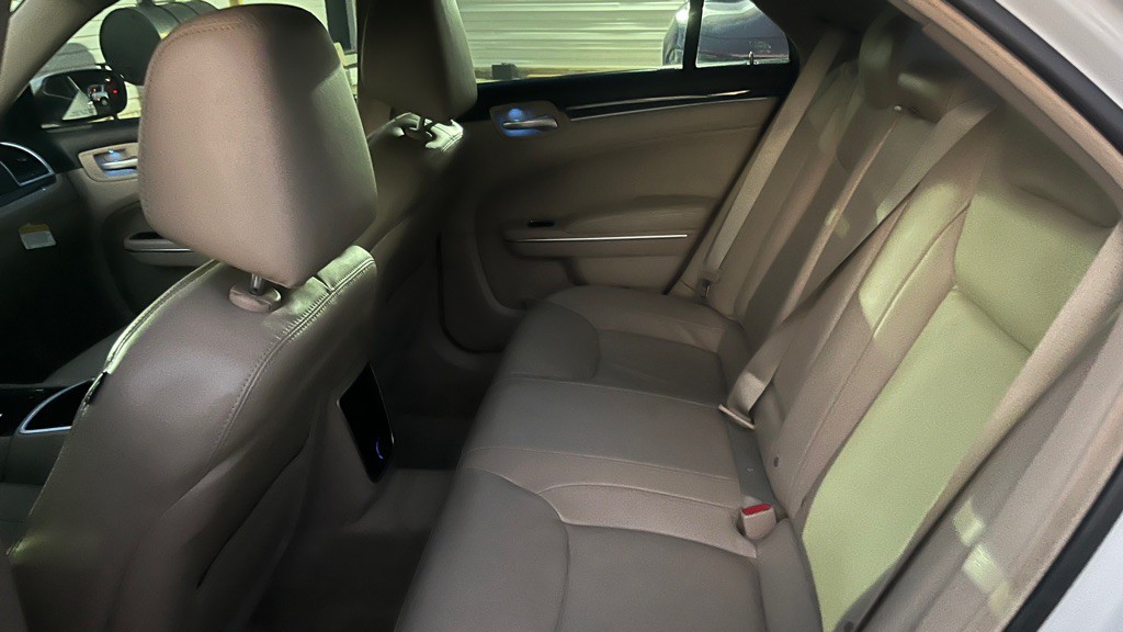 2014 Chrysler 300 Image 12