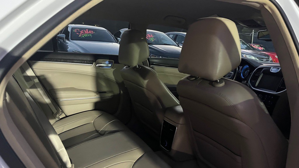 2014 Chrysler 300 Image 13