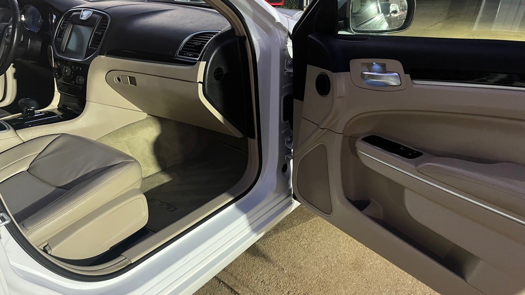 2014 Chrysler 300 Image 15