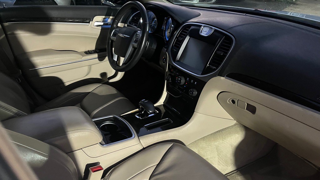 2014 Chrysler 300 Image 16