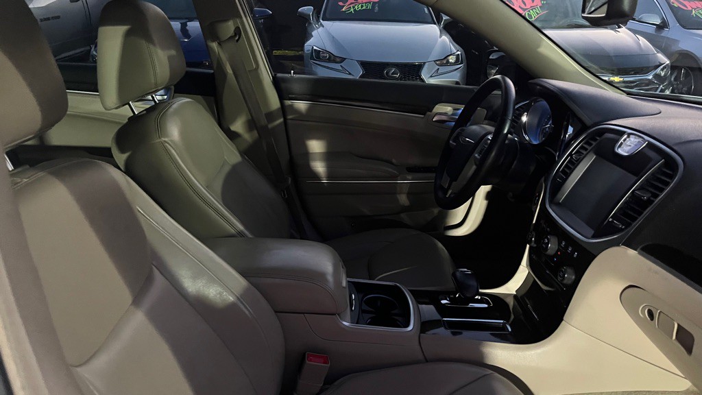 2014 Chrysler 300 Image 17