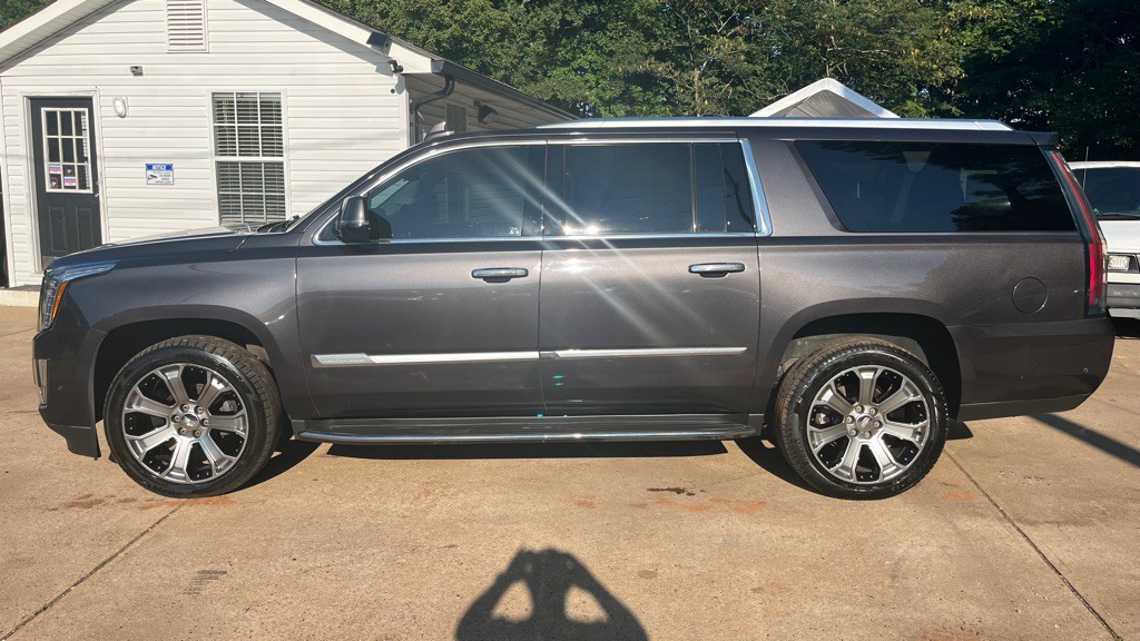 2017 Cadillac Escalade Image 2