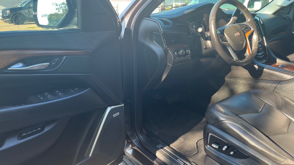 2017 Cadillac Escalade Image 8