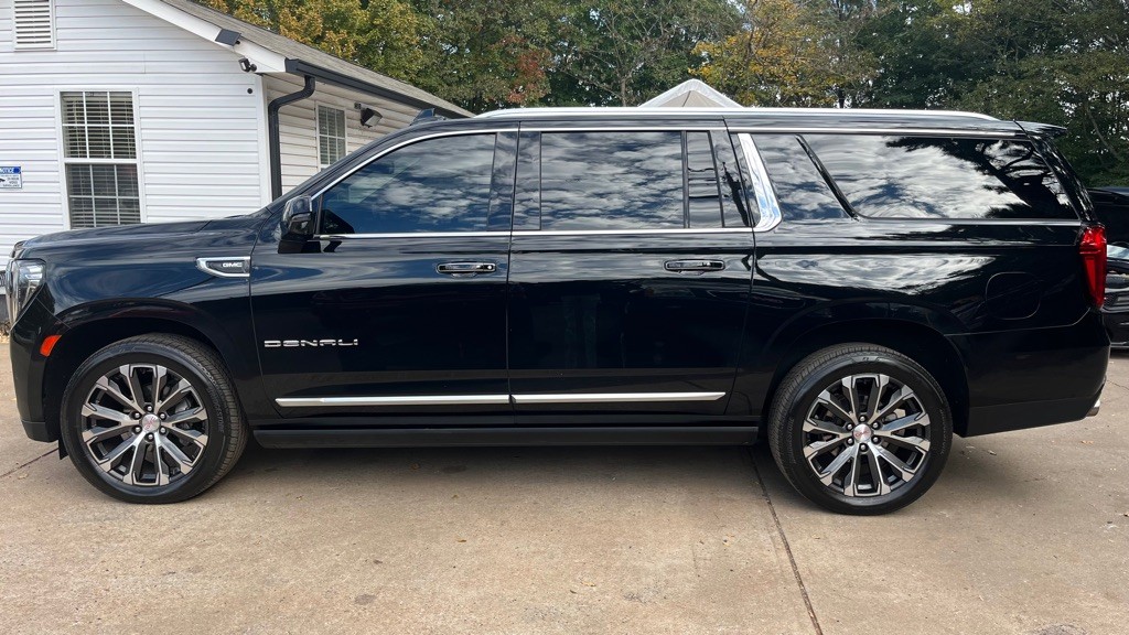 2023 GMC Yukon Image 2