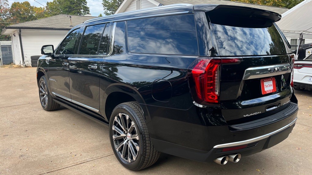 2023 GMC Yukon Image 3