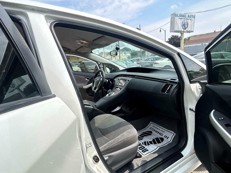 2013 Toyota Prius Image 12