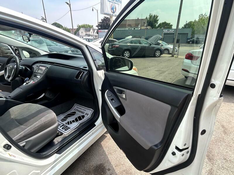 2013 Toyota Prius Image 13