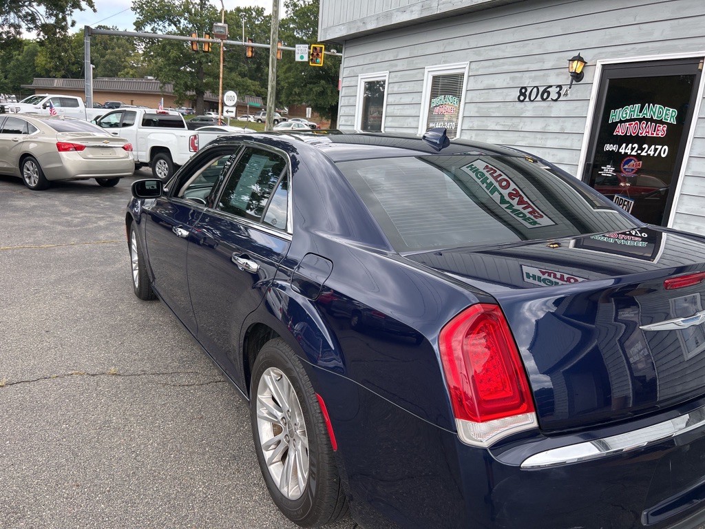 2017 Chrysler 300 Image 2