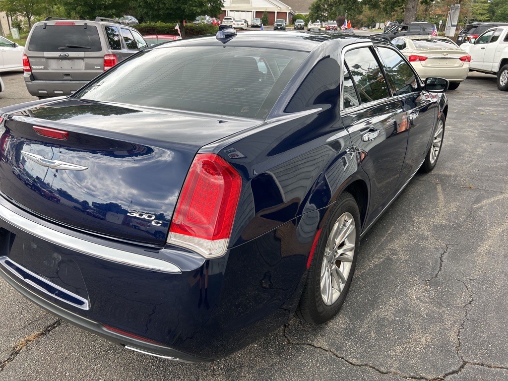 2017 Chrysler 300 Image 3