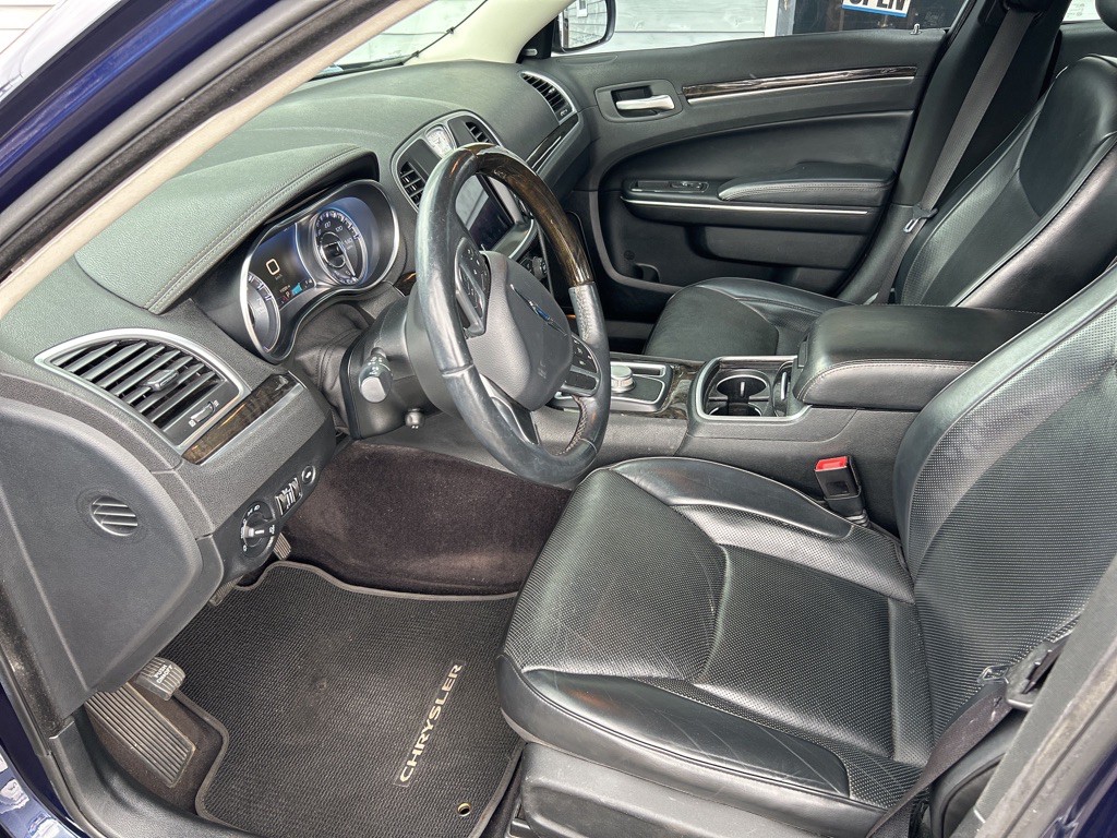 2017 Chrysler 300 Image 7