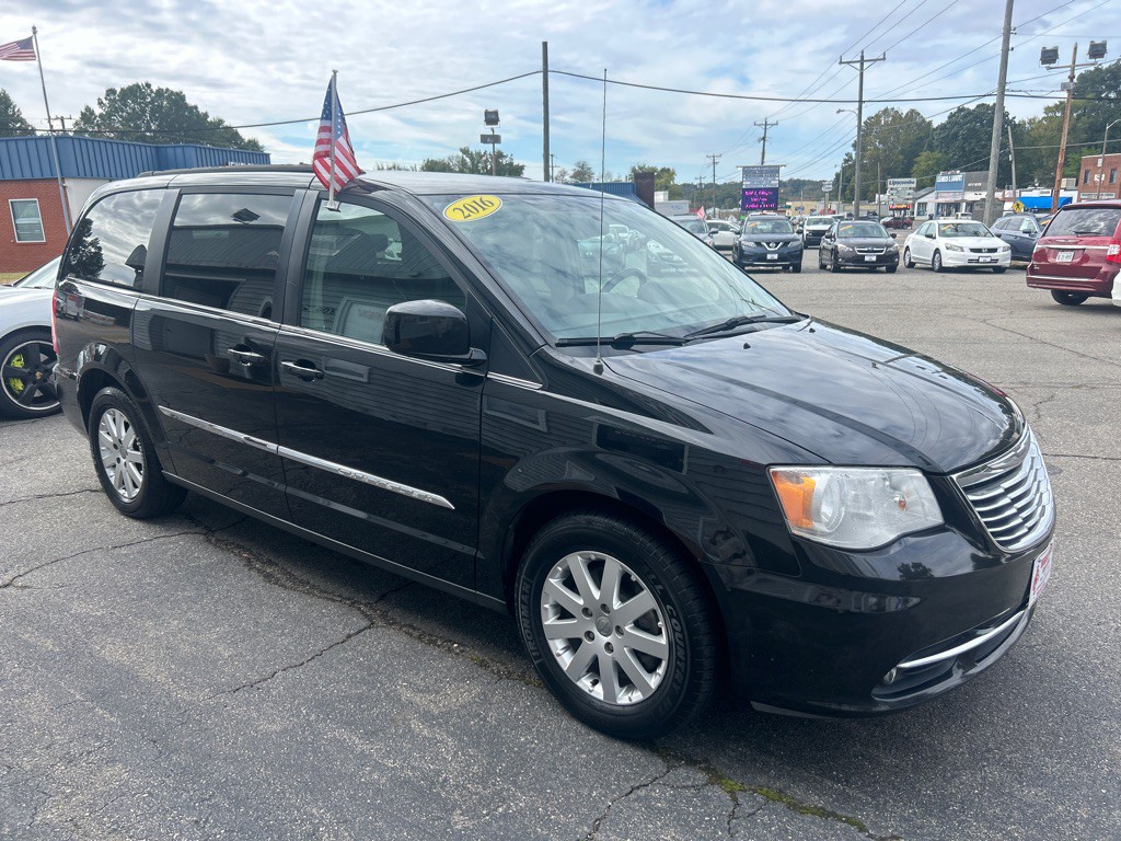 2016 Chrysler Town & Country Image 3