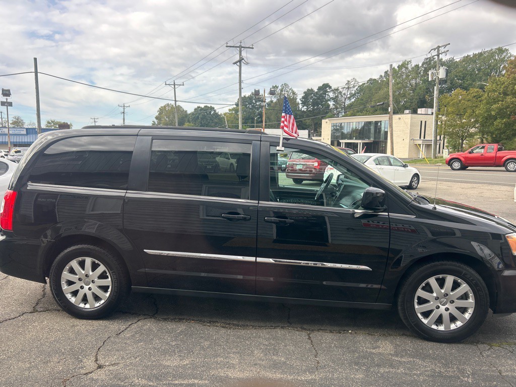 2016 Chrysler Town & Country Image 4