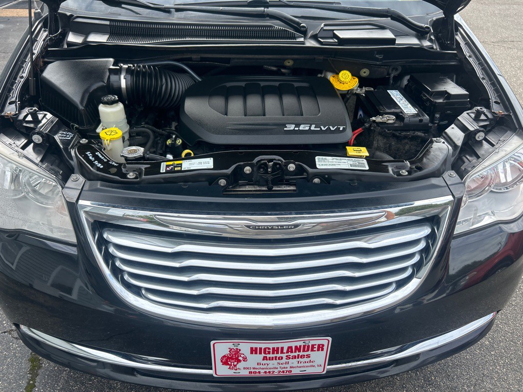 2016 Chrysler Town & Country Image 9