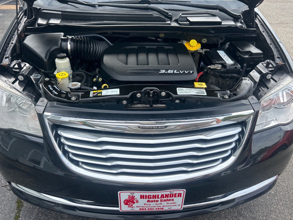2016 Chrysler Town & Country Image 10