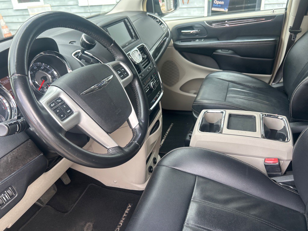 2016 Chrysler Town & Country Image 12